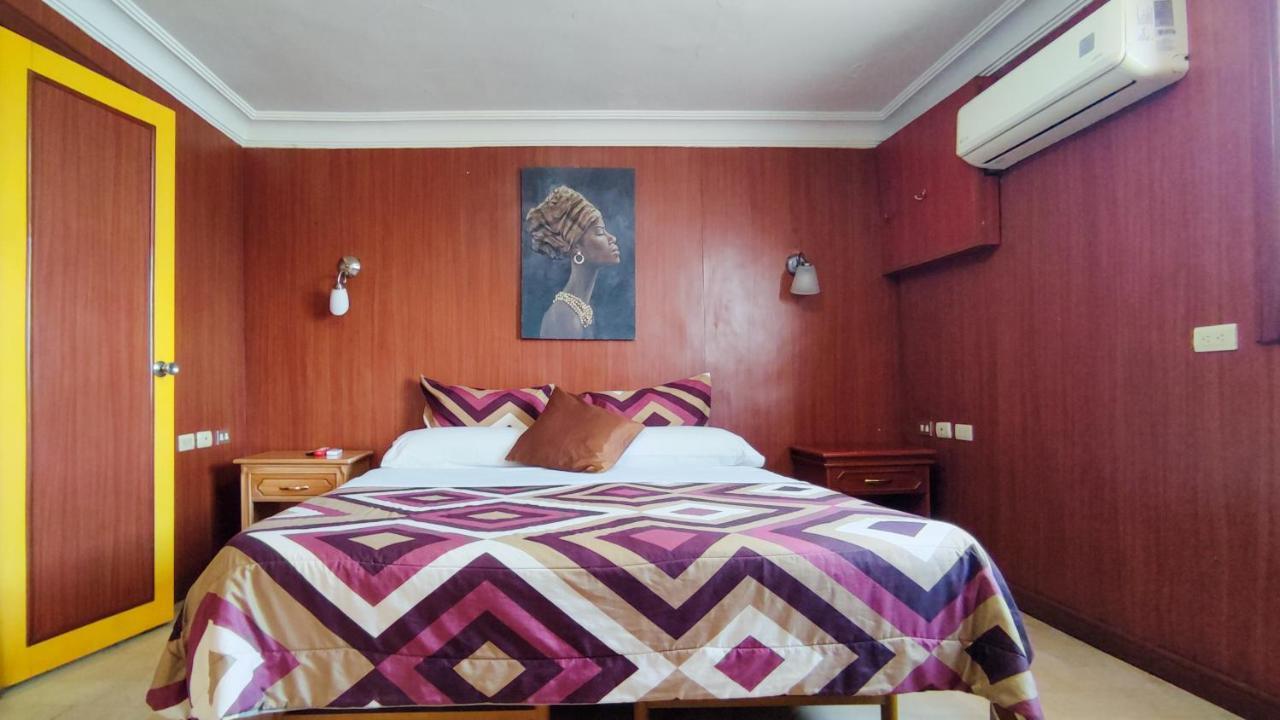Hotel Livingston *